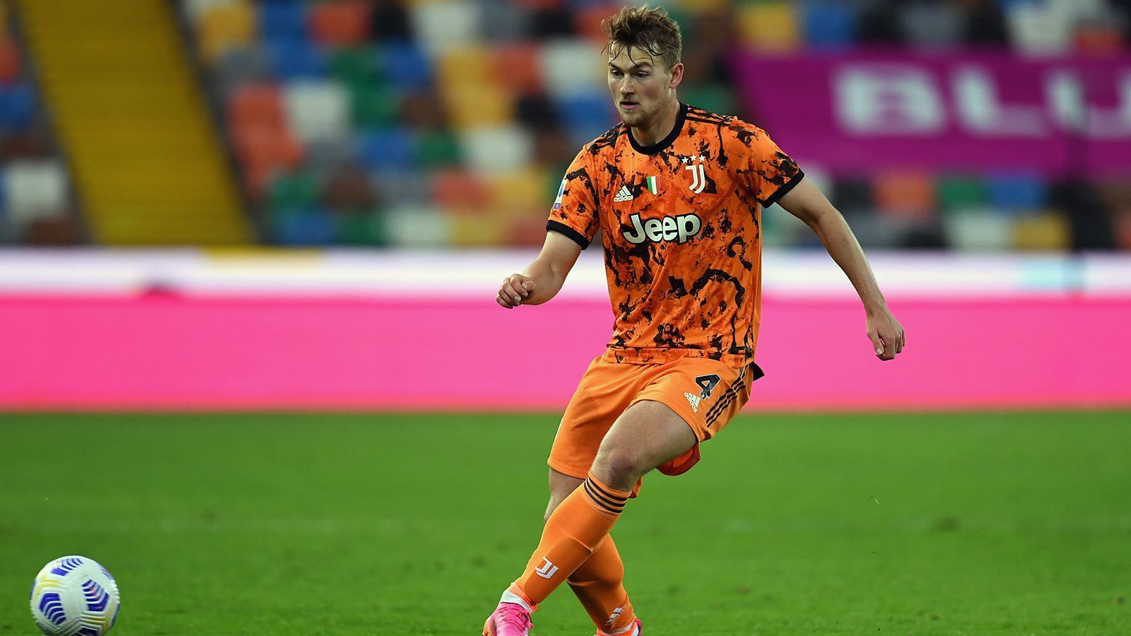 
                <strong>Matthijs de Ligt (Juventus Turin)</strong><br>
                Raiolas Top-Deal im Sommer 2019 war jener um Matthijs de Ligt beim Wechsel von Ajax Amsterdam zu Juventus Turin. Ähnlich wie jetzt bei Haaland, bemühten sich damals zahlreiche Topklubs um den Innenverteidiger, letztlich bekam die "Alte Dame" den Zuschlag. Bei Juve soll Raiola für den Niederländer de Ligt ein Nettojahresgehalt von bis zu zwölf Millionen Euro ausgehandelt haben. Über die Verhandlungen mit Barca verlor Raiola hingegen bei "Voetbal International" keine schönen Worte: "Barcelona hat gedacht, wenn Frenkie de Jong kommt, wird auch Matthijs de Ligt problemlos wechseln. Bei uns würde man sagen, sie haben ihn wie ein Stück Käse behandelt."
              