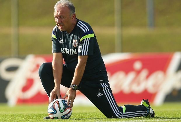 
                <strong>Platz 9: Alberto Zaccheroni (Japan)</strong><br>
                Auch die Japaner lassen sich den Trainerstuhl der sogenannten "Samurai Blues" einiges kosten. Der Italiener Alberto Zaccheroni verdient im Jahr laut "Daily Mail" 2.011.815 Euro.
              