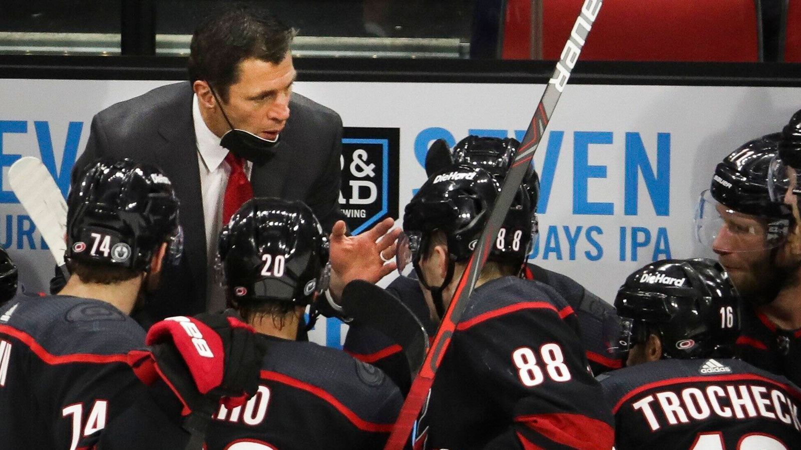 
                <strong>Carolina-Coach Rod Brind'Amour ist der amtierende Trainer des Jahres</strong><br>
                Unter Rod Brind'Amour nahmen die Hurricanes eine erstaunliche Entwicklung. Nachdem Carolina neun Jahre in Folge die Playoffs verpasst hatte, führte er das Team in seiner ersten Saison als Trainer 2019 direkt bis in das Conference Finale. In den folgenden beiden Spielzeiten gelangten die Hurricanes bis in die 2. Playoff-Runde. Nach der vergangenen Saison wurde er mit dem Jack Adams Award als Trainer des Jahres ausgezeichnet.
              