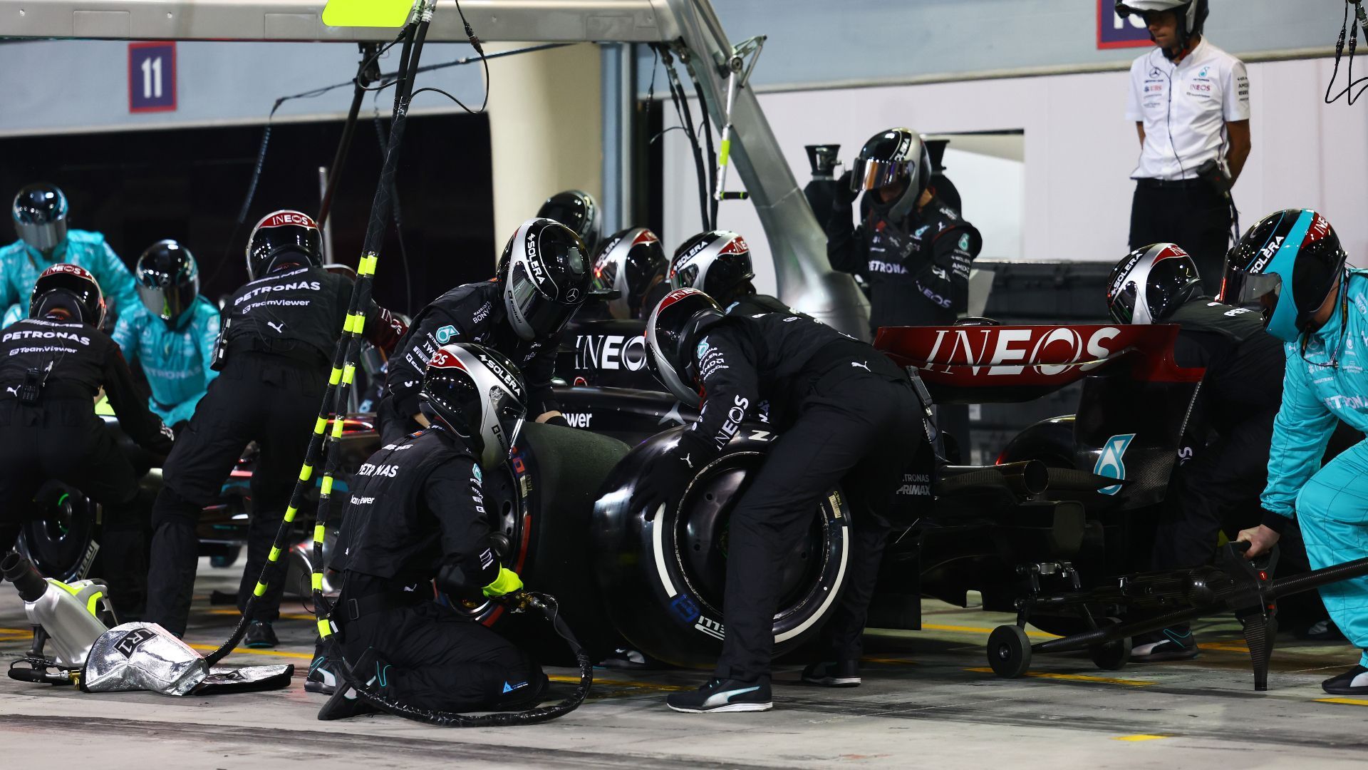 
                <strong>Verlierer: Mercedes</strong><br>
                Dass die schwarz gewordenen Silberpfeile in Bahrain nicht um den Sieg fahren können, stand vorher schon fest. Zu durchschnittlich waren die Zeiten in den Trainingseinheiten. Im Rennen aber offenbart die Crew auch noch ärgerliche Unkonzentriertheiten. Der erste Boxenstopp von George Russell wird verbockt, hinten links dauert der Reifenwechsel viel zu lange. Wertvolle Zeit, die verloren geht. Am Ende reicht es für den Briten nur zu Platz sieben. Hamilton kann mit Platz fünf zumindest noch etwas Schadensbegrenzung betreiben.
              