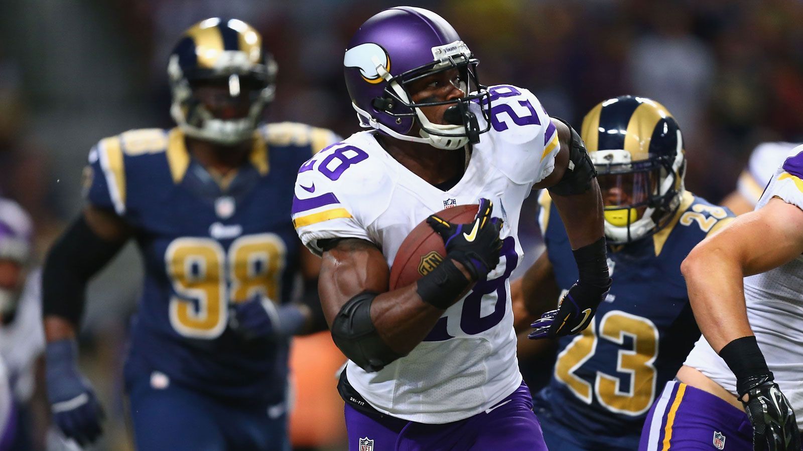 
                <strong>Adrian Peterson</strong><br>
                Nachdem der Running Back der Minnesota Vikings seinen Sohn während der Offseason mit einem Stock mehrmals geschlagen hat, wird Peterson wegen Kindesmisshandlung verurteilt und nach der Urteilsverkündung im November 2014 für die restliche Saison gesperrt. Peterson kehrt in der Saison 2015 zurück auf das Feld, erläuft 1.485 Yards und wird für den Pro Bowl nominiert. Im darauffolgenden Jahr spielt der Running Back seine letzte Saison für die Vikings und wechselt nach New Orleans. Seit dieser Saison spielt der zukünftige Hall of Famer für die Detroit Lions.
              