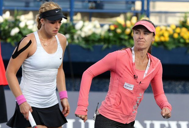 
                <strong>Macht Martina aus Lisicki wieder die "Bum-Bum-Bine"?</strong><br>
                Lisicki (links) scheint nach dem Training ganz schön zu pumpen. Hingis ist dagegen noch schön locker. Klar, als Trainerin muss sie ja auch nicht so unentwegt über den Platz jagen wie die 24-jährige Troisdorferin.
              