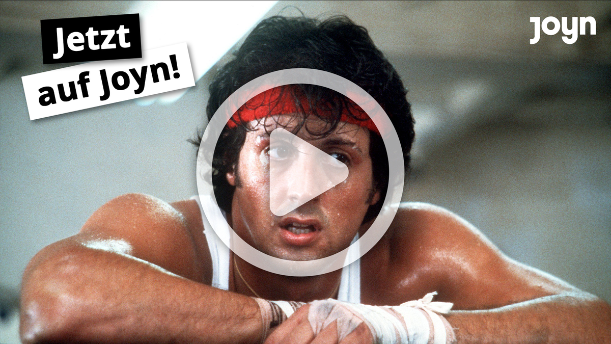 Erschöpft hängt der US-amerikanische Schauspieler Sylvester Stallone in den Seilen. Aufgenommen während Dreharbeiten zu dem Boxer-Film "Rocky II" 1979.