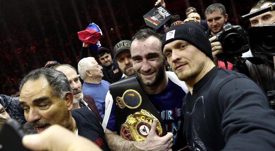 
                <strong>Mega-Duell gegen Murat Gassiev</strong><br>
                Dafür muss Usyk an Murat Gassiev vorbei. Der 24-Jährige ist ebenfalls noch ungeschlagen und seit seinem technischen Knockout über Yunier Dorticos auch Doppel-Weltmeister. Das Mega-Duell findet am 21. Juli im Moskauer Olimpiski statt (ab 20 Uhr live auf ranFIGHTING.de).
              