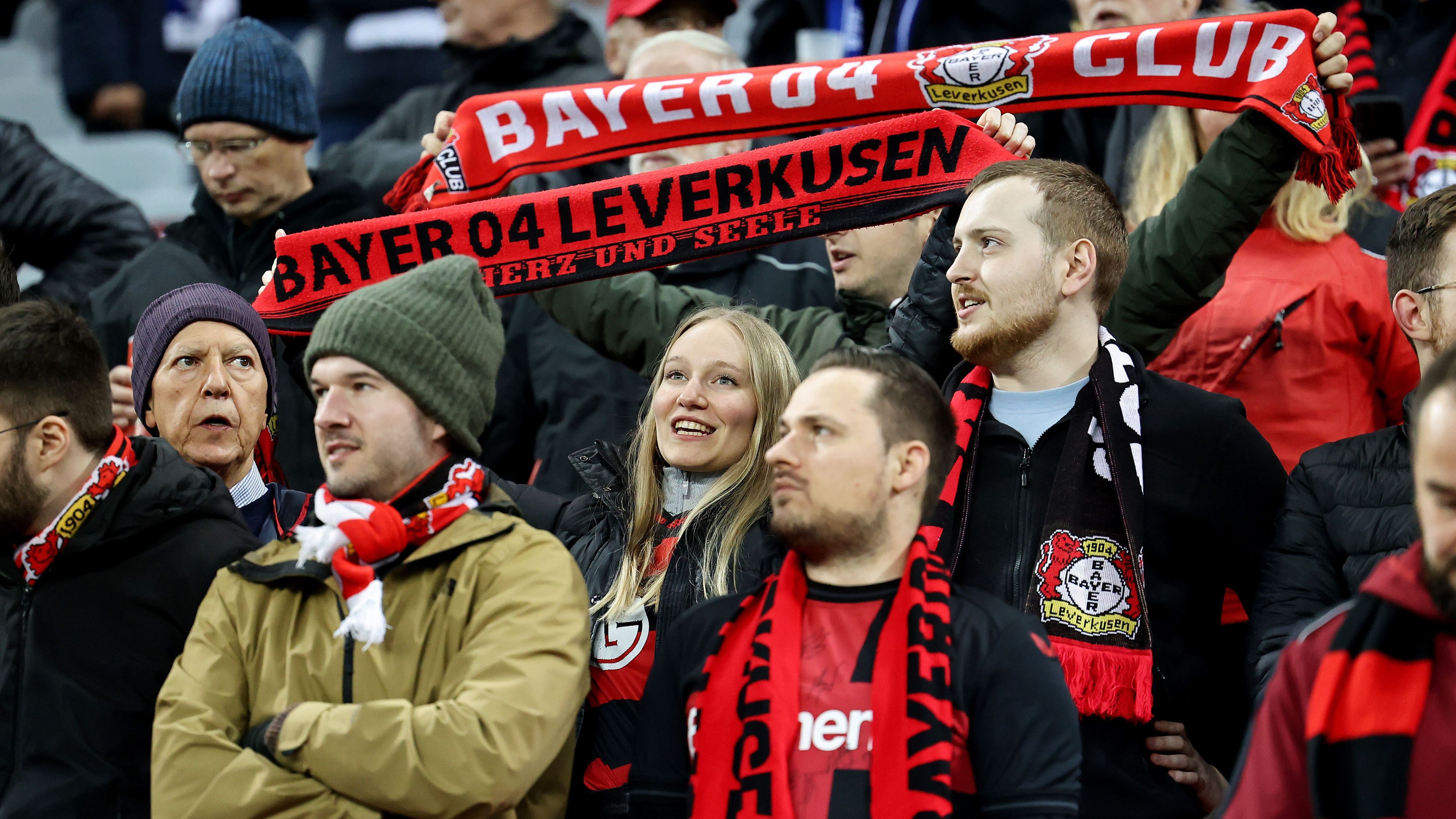 <strong>Bayer Leverkusen</strong><br>"Die Werkself stark, in Schwarz und Rot, für Bayer Leverkusen, sind wir alle in Not. Gegründet 1904, gemeinsam stark, das ist unser Ziel, mit Leidenschaft und Herz, sind wir das Original, das ist real. Das Bayer-Kreuz, im Herzen und auf dem Trikot so klar, mit Stolz und Freude, für Leverkusen kämpfen wir, das ist wunderbar."