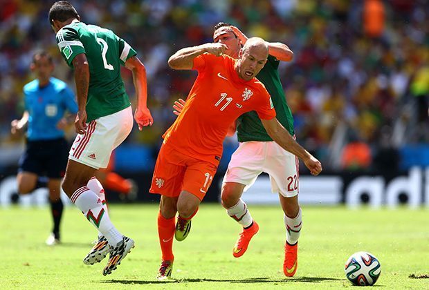 
                <strong>Niederlande vs. Mexiko: Robben gegen zwei</strong><br>
                Ab der ersten Minute setzen die Mexikaner immer mindestens zwei Spieler auf den Star des FC Bayern an.
              
