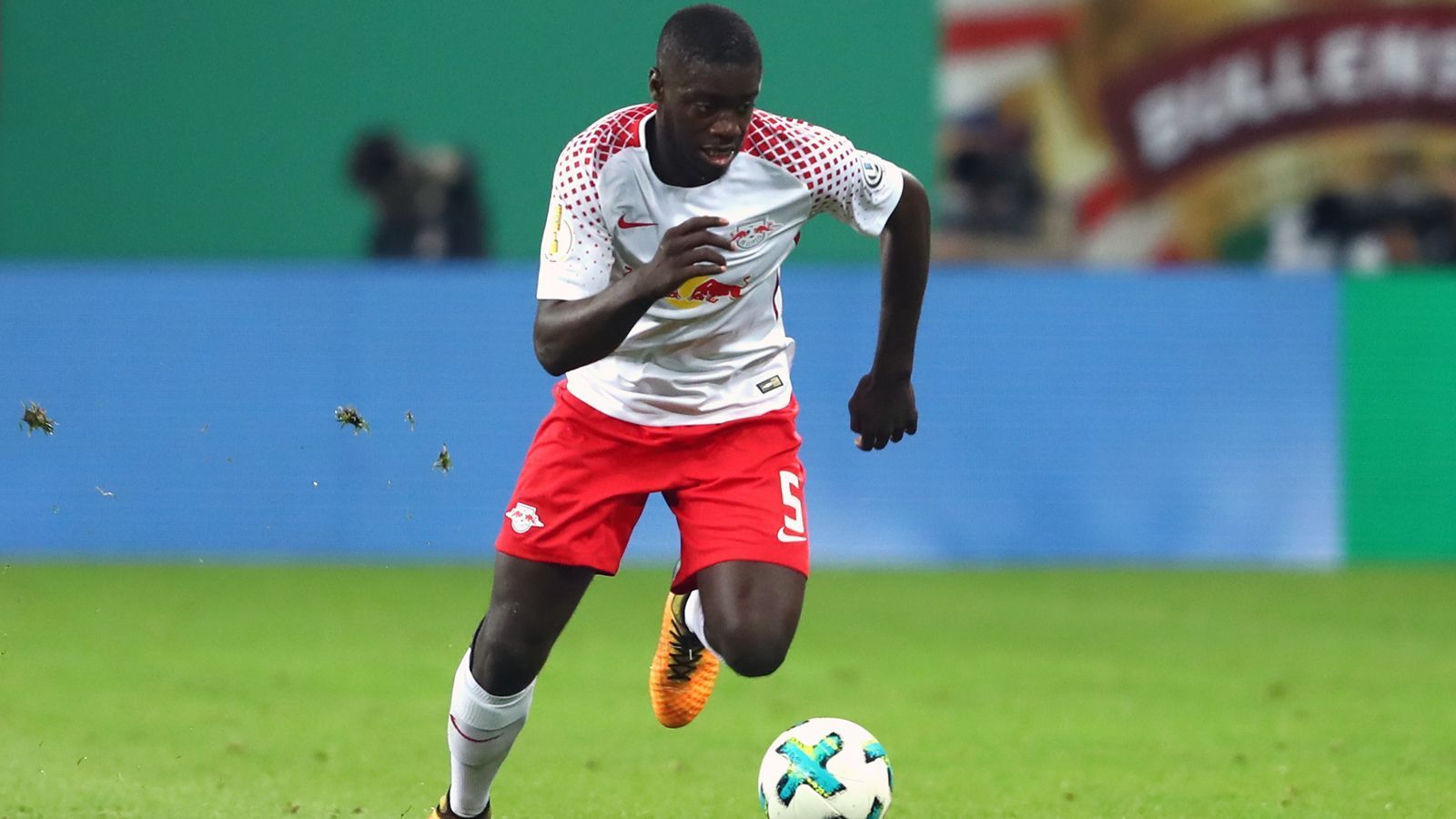 
                <strong>Dayot Upamecano (RB Leipzig)</strong><br>
                Position: InnenverteidigerAlter: 19 JahreNationalität: Frankreich/Guinea-Bissau
              