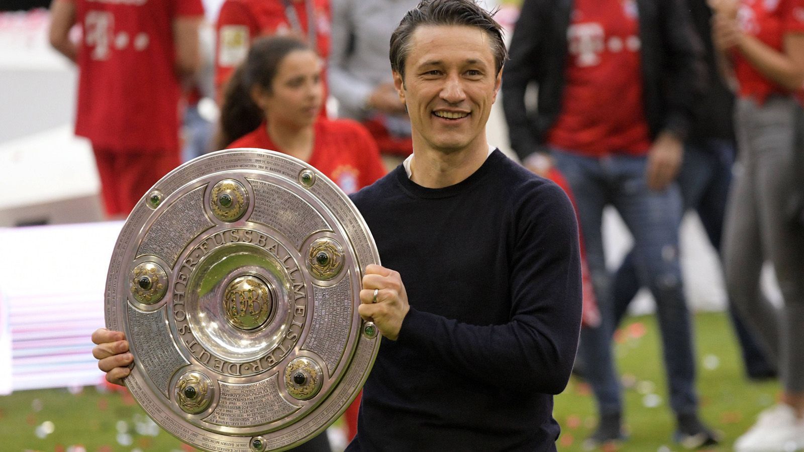 
                <strong>Niko Kovac</strong><br>
                Niko Kovac übernahm 2018 den Cheftrainer-Posten beim FC Bayern München. In seiner ersten Saison gewann der Kroate das Double aus Meisterschaft und Pokal. Zwischen 2001 bis 2003 war er als Spieler für die Münchner aktiv.
              