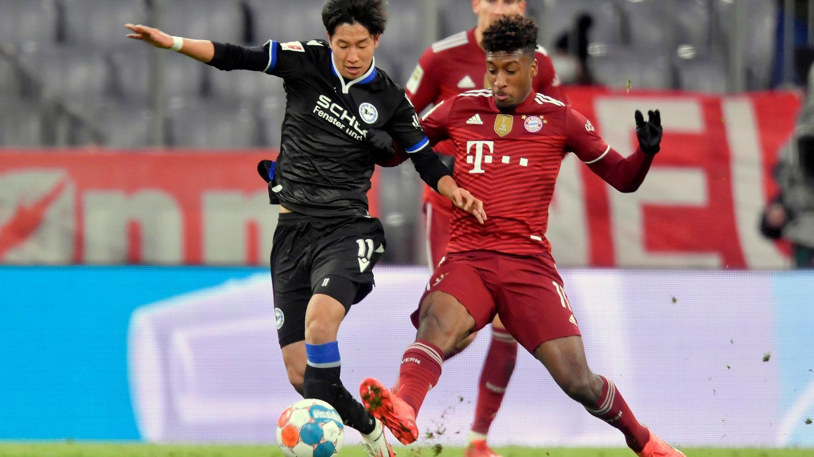 
                <strong>Kingsley Coman</strong><br>
                Wirbelt auf dem rechten Flügel, wechselt dabei auch immer wieder die Position mit dem zentraler spielenden Müller. Sorgt permanent für Unruhe, seine Flanken sind aber meist zu ungenau. Gleiches gilt für den eigenen Abschluss. Hat in der 77. Minute das 2:0 auf dem Fuß, als er auf Ortega zustürmt, dann aber aus spitzem Winkel am bärenstarken Bielefelder Schlussmann scheitert. Auch wenn Coman heute der letzte Punch zum Torerfolg fehlt, überzeugt er insgesamt. ran-Note: 2
              