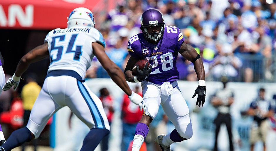 
                <strong>Adrian Peterson</strong><br>
                Verlierer - Adrian Peterson (Minnesota Vikings): Eigentlich sollte Running Back Adrian Peterson der Anker für seine Franchise in dieser Saison werden. Liefert der sonst so starke Läufer jedoch Leistungen wie in dieser Woche ab, dürfte er eher das Fähnchen im Wind darstellen. Bei 19 Versuchen erlief Peterson lediglich 31 Yards gegen die Defense der Tennessee Titans.
              