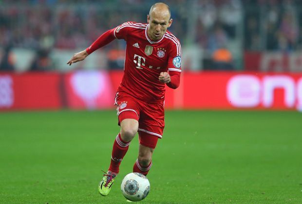 
                <strong>FC Bayern: Arjen Robben</strong><br>
                Die Rechtsaußen - Arjen Robben spielt die Saison seines Lebens. Der Dribbelkünstler weiß seine eigenwillige Spielweise in Tore umzumünzen und kann damit Spiele entscheiden. Der Niederländer weist eine sensationelle Statistik von 35 Torbeteiligungen in 39 Pflichtspielen auf.
              