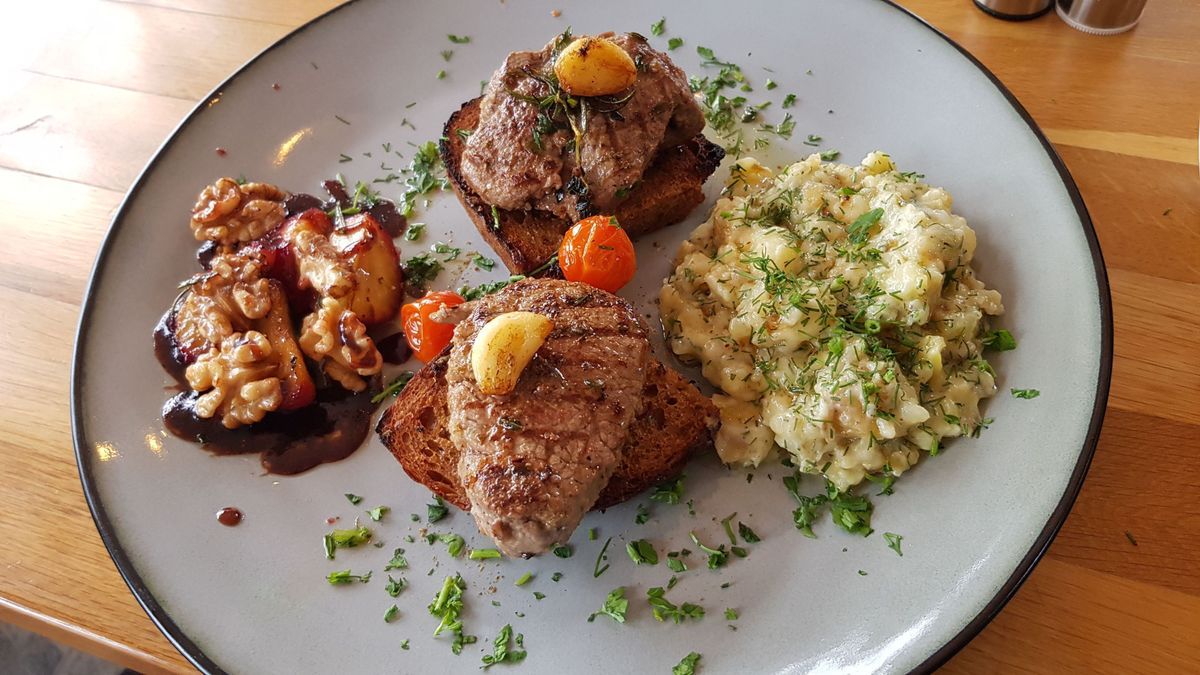 Kalbsfilet mit rustikalem Kartoffelstampf mit Schale, dazu Sauerteigbrot