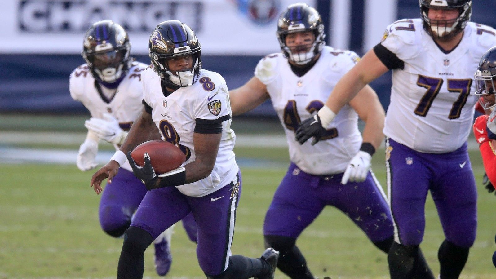 
                <strong>Platz 6: Baltimore Ravens</strong><br>
                Auf den letzten Drücker qualifizierten sich die Baltimore Ravens für die Playoffs. In der Wild-Card-Round gelang ein 20:13-Sieg gegen die Tennessee Titans. Dabei beeindruckten die Ravens vor allem mit ihrer Verteidigung gegen den Lauf. Running-Back-Maschine Derrick Henry kam kaum zum Zug, in ihren Reihen zündete Lamar Jackson den Turbo und lief in die Endzone. Nun warten die Buffalo Bills mit ihrem Offensiv-Traumduo Josh Allen und Stefon Diggs (in der Nacht von Samstag auf Sonntag ab 1:45 Uhr live auf ProSieben und ran.de). Gelingt es Baltimore, die Pass-Maschinerie zu stoppen?
              