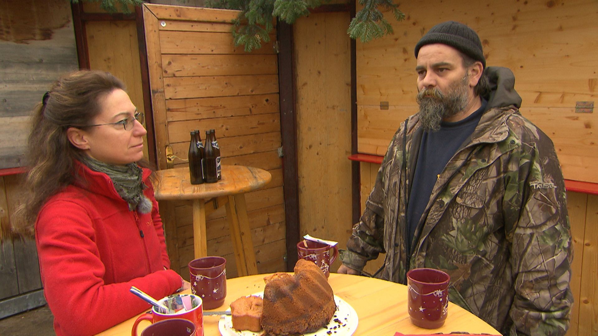 Anja und Thomas mit Punsch und Kuchen vor der Punschhütte