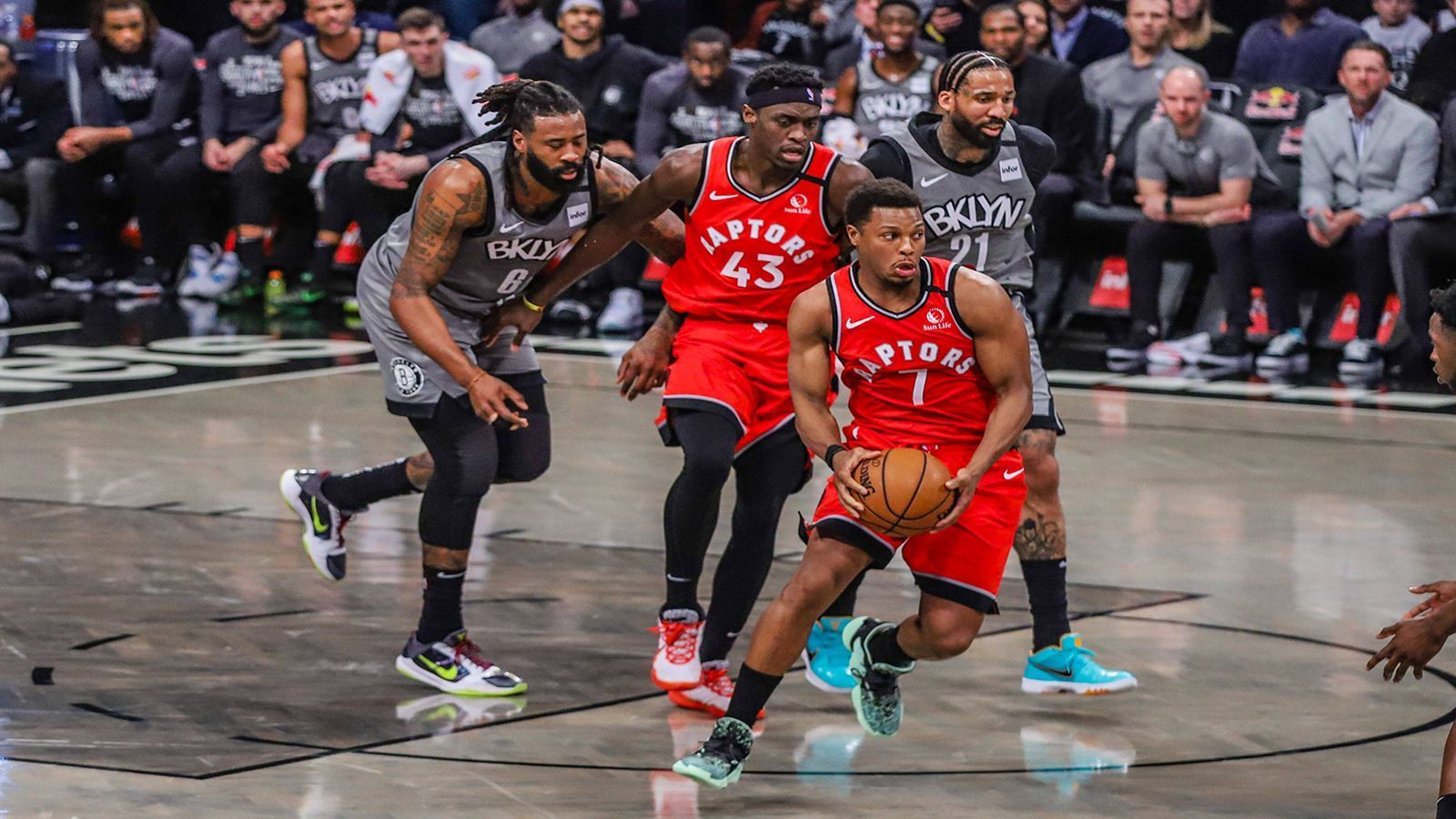 
                <strong>Toronto Raptors vs. Brooklyn Nets</strong><br>
                Der amtierende Champion steht auch ohne seinen Superstar Kawhi Leonard auf Platz zwei im Osten. Die Nets tun sich ohne Kevin Durant (Achillessehnenriss) noch zu schwer, auch Kyrie Irving hat mit Verletzungen zu kämpfen. Sind beide fit, sehe die Serie schon ganz anders aus und die Raptors müssten um ihre Existenz in den Playoffs bangen. So oder so: ein ziemlich heißes Duell!
              