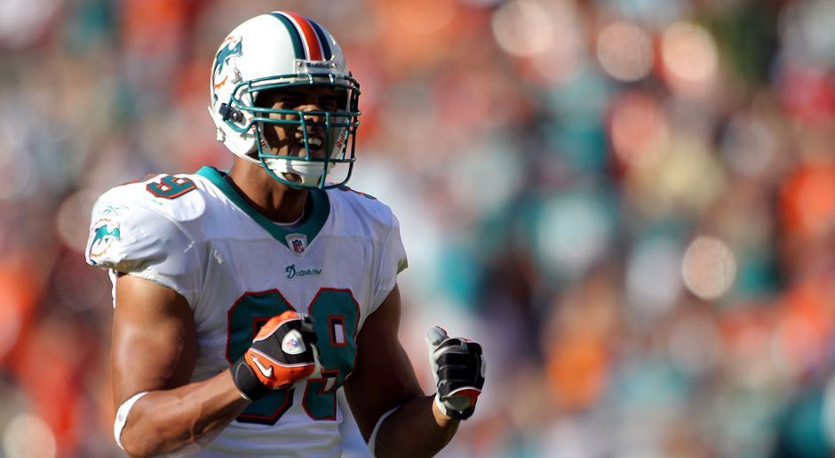 
                <strong>Jason Taylor (Defensive End)</strong><br>
                Zwischen 1997 und 2011 stand Jason Taylor nur in zwei Jahren nicht für die Miami Dolphins auf dem Feld: 2008 kam er für die Washington Redskins zum Einsatz und 2010 für die New York Jets. Während seiner NFL-Karriere bekam er sowohl die Auszeichnung "NFL Defensive Man of the Year", als auch "Walter Payton NFL Man of the Year".
              