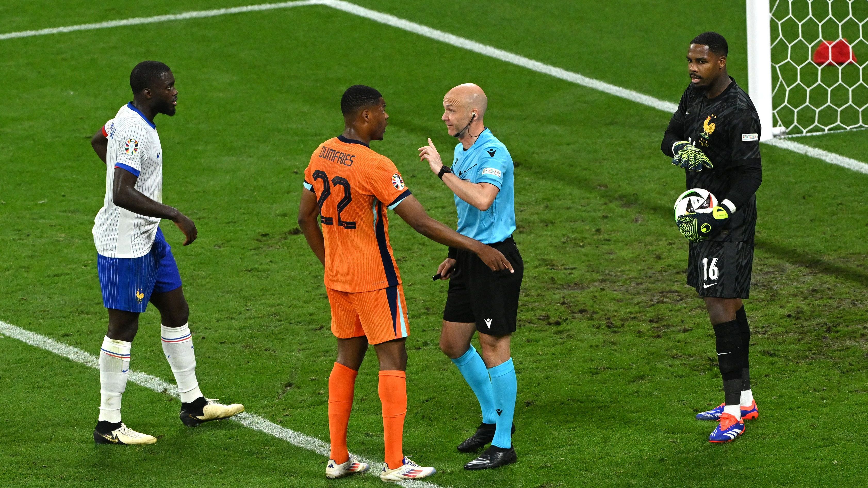 <strong>VAR nimmt Oranje-Tor zurück</strong><br>Beinahe wären die Franzosen am Ende sogar ohne Punkt nach Hause gegangen. Aber ein Tor von Xavi Simons wurde wegen einer Abseitsstellung seines Mitspielers Denzel Dumfries (Nr. 22) vom VAR zurückgenommen.&nbsp;