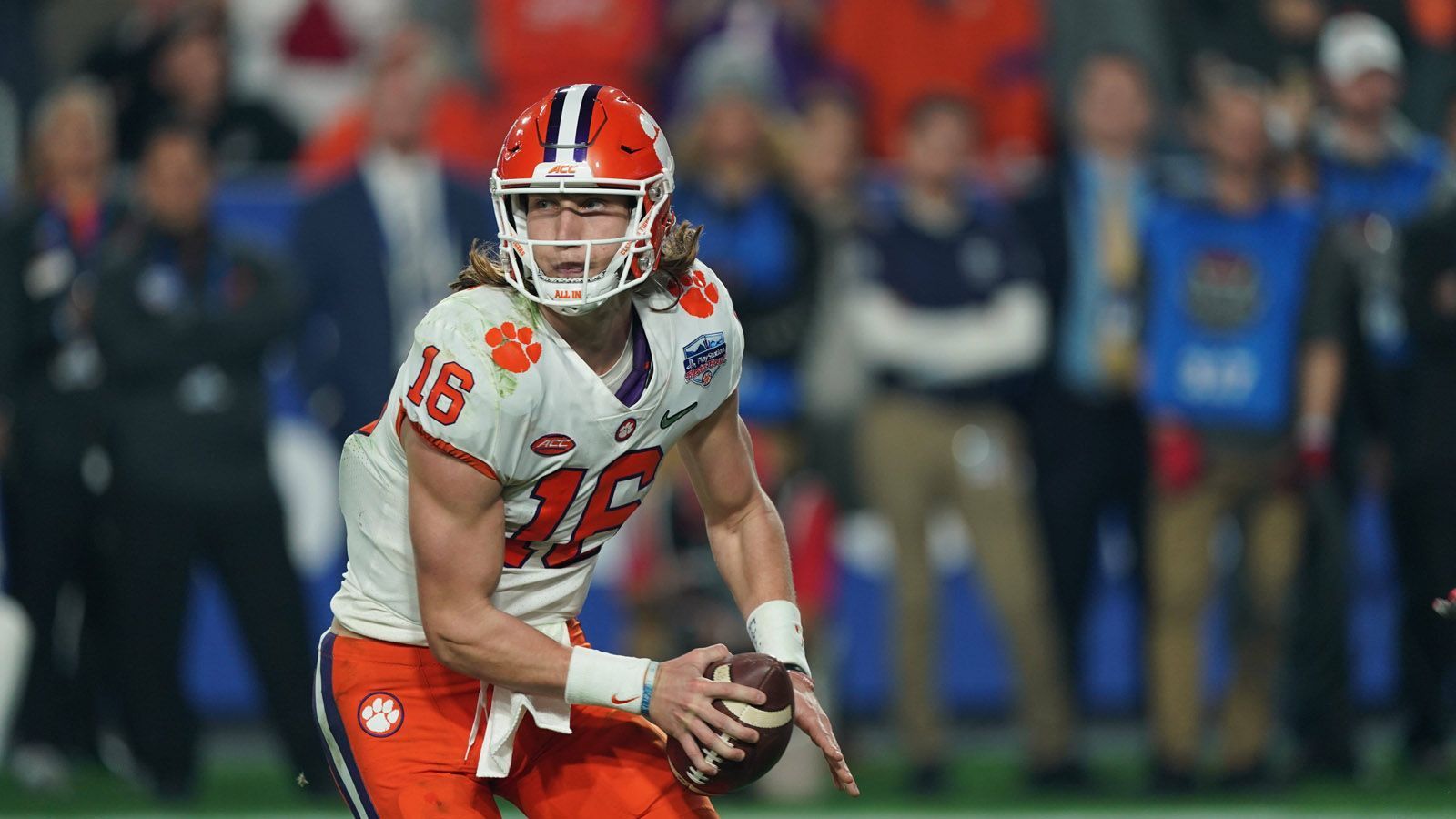 
                <strong>NFL-Draft: Diese Teams könnten in Runde eins einen QB wählen</strong><br>
                Ohne Frage, Trevor Lawrence ist der "Jackpot" im diesjährigen NFL-Draft. Der Clemson-QB gilt als Ausnahmetalent und wird definitiv in den ersten drei Picks gewählt werden. Doch mehrere Teams könnten einen Signal Caller im Draft wählen - aus unterschiedlichen Gründen. ran.de zeigt die Kandidaten für einen QB-Pick in der ersten Runde.
              