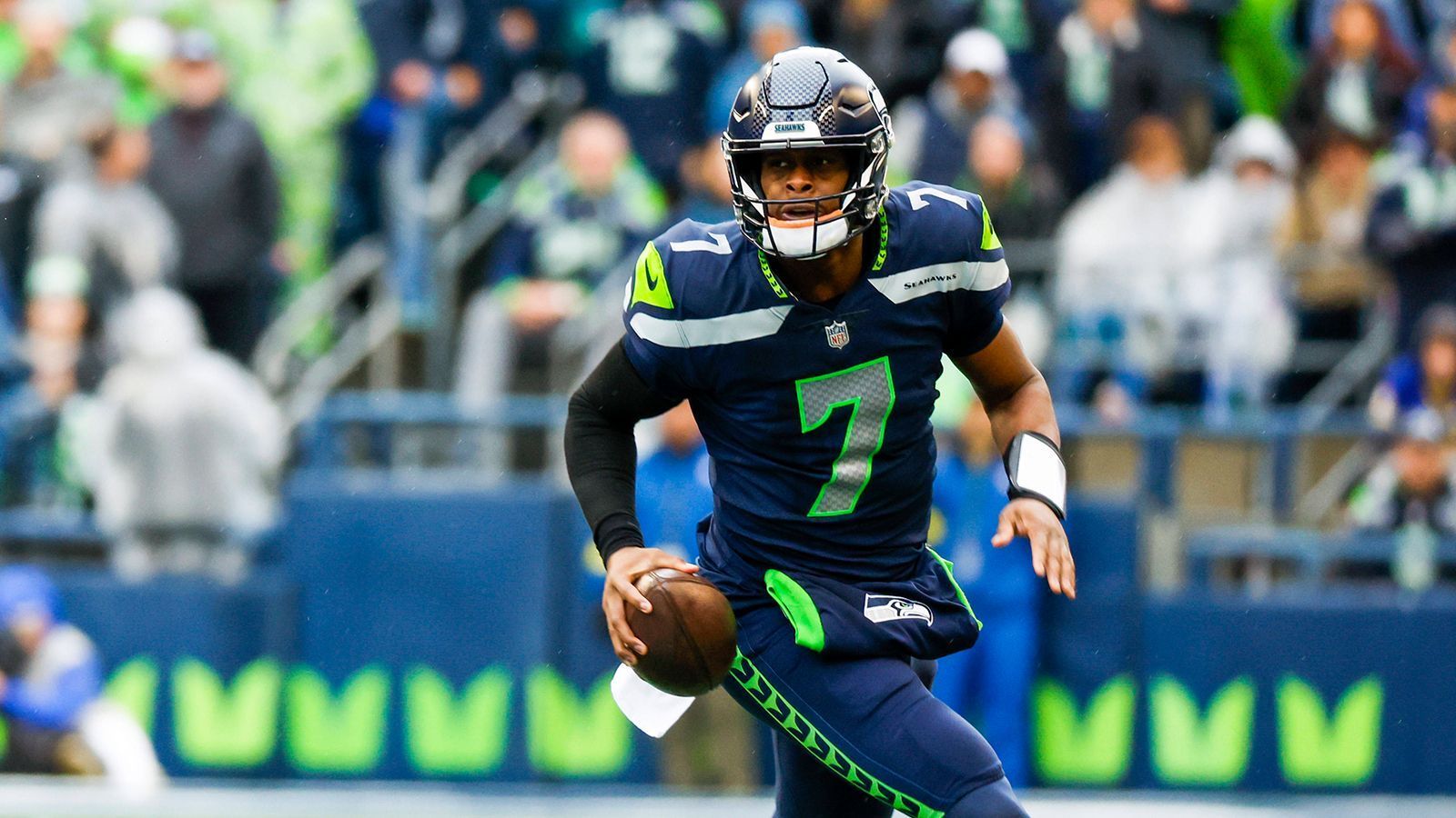 <strong>Seattle Seahawks: Stärken (Offensive)</strong><br>
                Geno Smith durchlebte vergangene Saison einen zweiten Frühling im Herbst seiner Karriere und führte die Seahawks beeindruckend in die Playoffs. Er zeigte in seinem Passspiel Genauigkeit, kalkulierte Aggressivität (besonders im vertikalen Passspiel) und ein gutes Gefühl für die eigene Pocket.&nbsp;