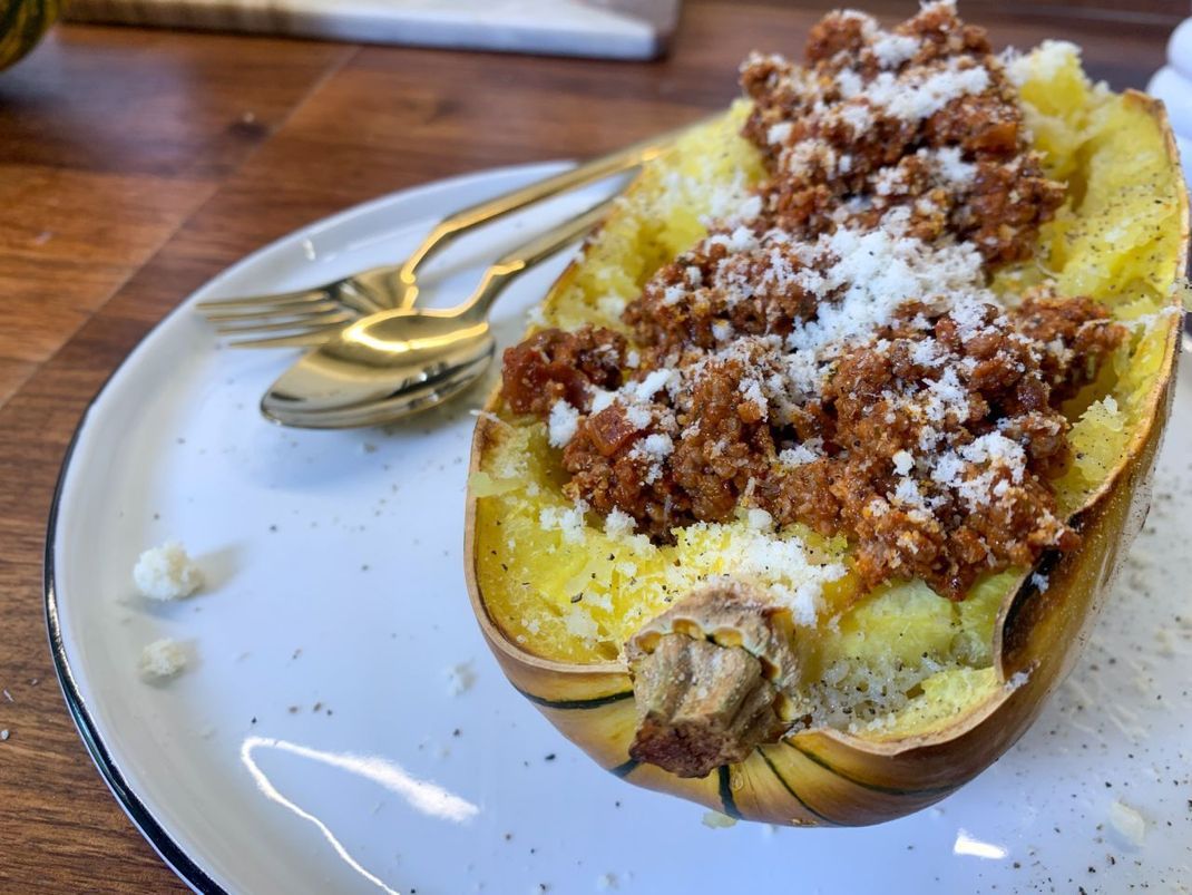 Eine herbstliche Alternative zu den klassischen Spaghetti Bolognese? Einfach mit Kürbis anrichten!