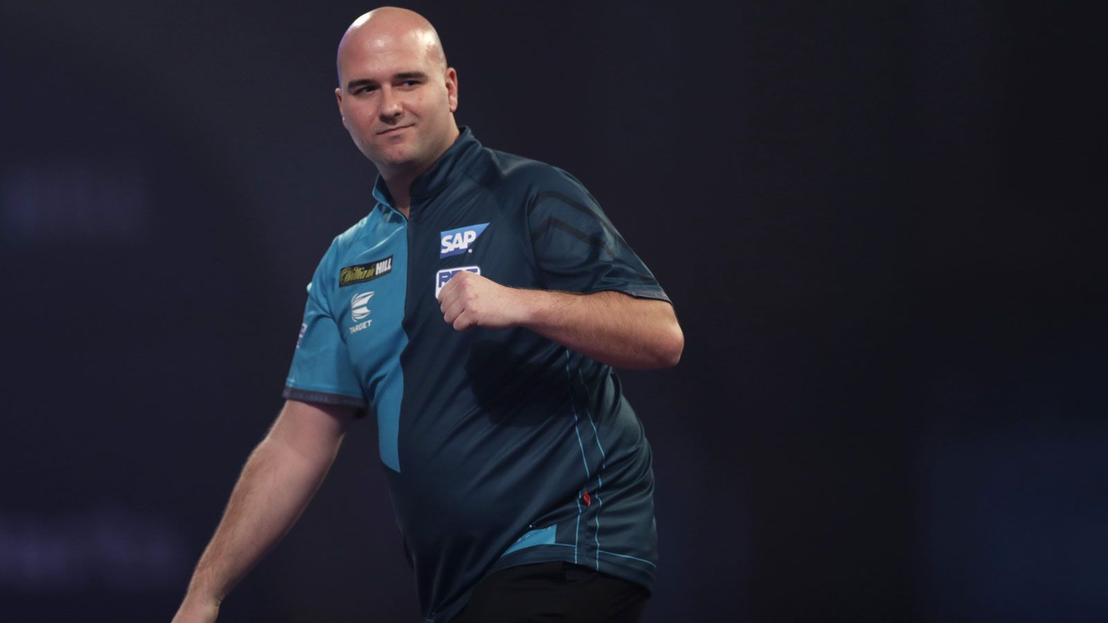 <strong>Rob Cross (England) - Voltage</strong><br>
                Bevor Rob Cross die Darts-Welt mit seinem Sieg im WM-Finale 2018 über den legendären Phil Taylor auf den Kopf stellte, arbeitete er als Elektriker. Seinen Spitznamen wählte er daher auch mit Bezug auf seinen alten Job.
