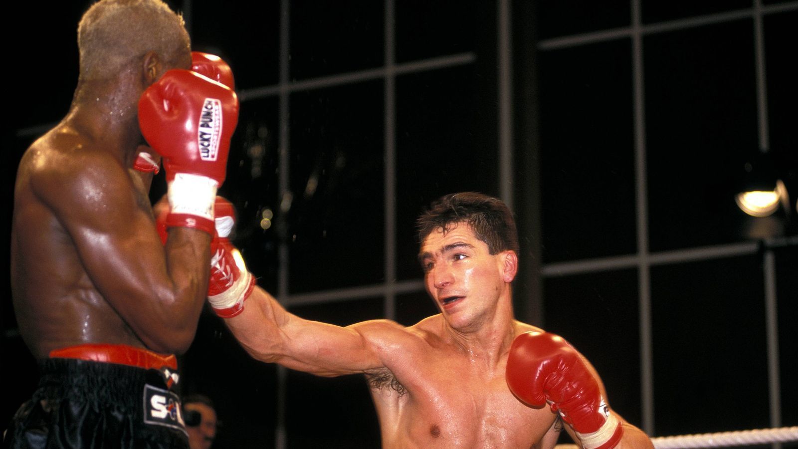 
                <strong>Markus Beyer: Großartiger Mensch und kompletter Boxer</strong><br>
                1992 und 1996 nahm er zudem an den Olympischen Spielen teil, 1992 verlor er in Barcelona im Achtelfinale, vier Jahre später in Atlanta im Viertelfinale. In dem Jahr wurde er schließlich auch Profi und kam beim Sauerland-Boxstall unter. 
              