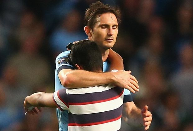 
                <strong>Lampard hat ein Herz für Flitzer</strong><br>
                Zum Abschluss noch eine Umarmung. Der City-Spieler zeigt keinerlei Allüren und geht völlig unkompliziert mit dem jungen Mann um.
              