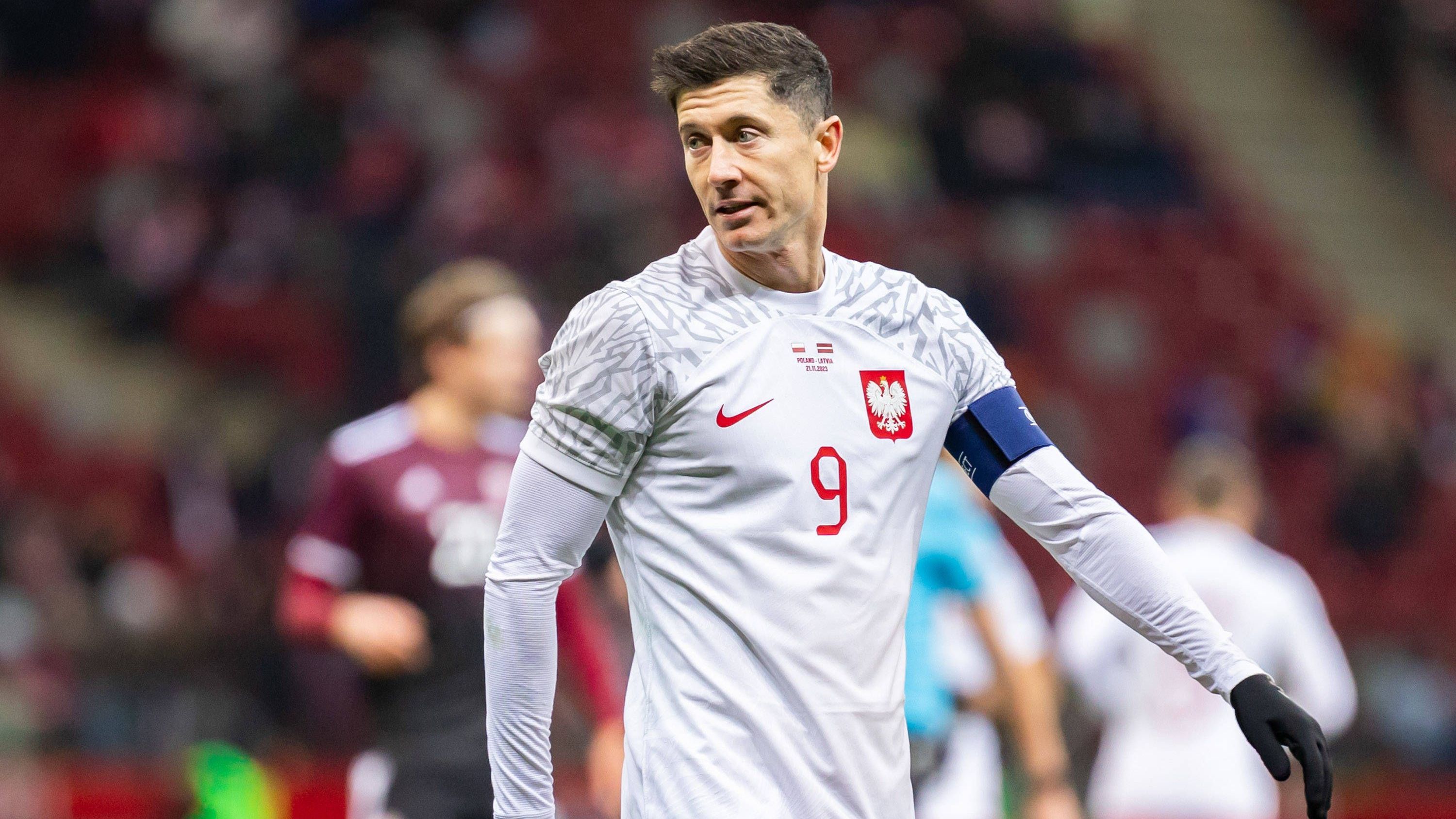 <strong>Playoff-Turnier Liga A: Polen<br></strong><strong>Stars:</strong> Robert Lewandowski (FC Barcelona), Piotr Zielinski (SSC Neapel), Matty Cash (Aston Villa), Sebastian Szymanski (Fenerbahce SK), Jakub Kiwior (FC Arsenal)<br><strong>Anzahl EM-Teilnahmen:</strong> 4<br><strong>Platzierung in Nations League:</strong> 3. Platz (Gruppe 3)<br><strong>Ergebnis im Halbfinale:</strong> 5:1 gegen Estland<br><strong>Finalgegner:</strong> Wales (<a href="https://www.ran.de/sports/ticker/ma9997724/liveticker?from=%2Fsports%2Ffussball%2Fem-qualifikation%2Fspielplan">zum Liveticker</a>)