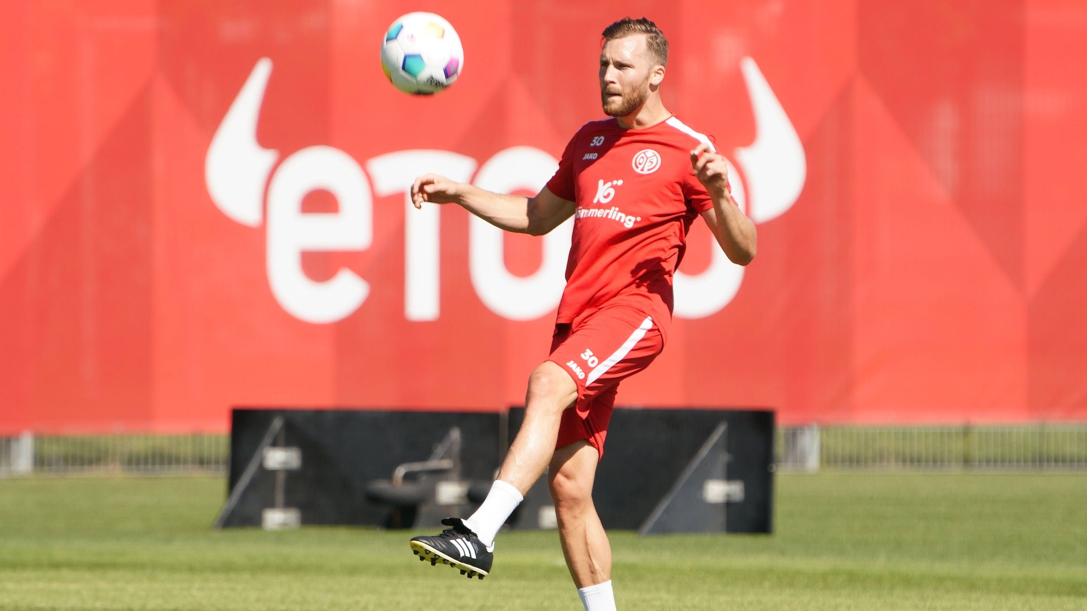 <strong>Silvan Widmer (1. FSV Mainz 05)</strong><br>Ende April erlitt der Mainzer Kapitän eine Sprunggelenksverletzung. Inklusive eines länger geplanten Eingriffs an Ferse und Achillessehne fiel der 30-jährige mehrere Monate aus. Anfang Oktober absolvierte der Rechtsverteidiger erstmals das volle Mannschaftstraining, die Rückkehr rückt also näher.