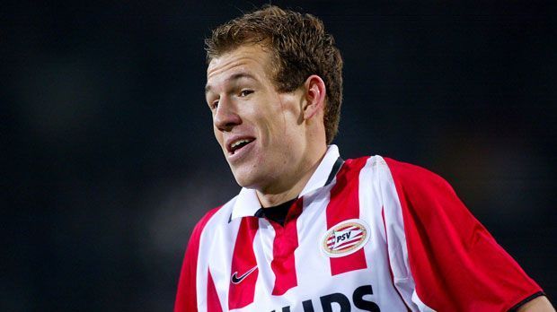 
                <strong>Arjen Robben (PSV Eindhoven)</strong><br>
                Arjen Robben: Der flinke Holländer kam 2002 vom FC Groningen zur PSV Eindhoven. Kostenpunkt: 4,3 Millionen Euro. So günstig war Robben danach nie wieder. Real Madrid holte ihn 2007 für 36 Millionen Euro vom FC Chelsea, die Bayern ließen ihn sich zwei Jahre danach 24 Millionen Euro kosten. 
              