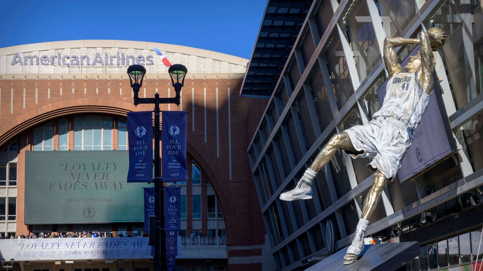 
                <strong>Dirk Nowitzki als Statue vor dem American Airlines Center verewigt</strong><br>
                Dirk Nowitzki hat seine eigene Statue vor der Arena der Dallas Mavericks bekommen. Der Würzburger spielte in seiner 21-jährigen NBA-Karriere ab 1998 ausschließlich für die Texaner und führte sie 2011 zum NBA-Meistertitel, weshalb er Legenden-Status in Dallas besitzt. Am 25. Dezember durfte Nowitzki seine Statue in einer feierlichen Zeremonie endlich enthüllen. ran zeigt euch die besten Bilder. 
              