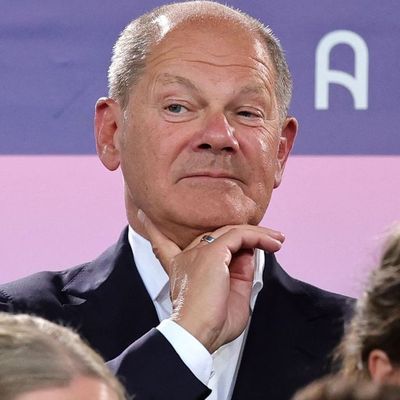 DOSB-Chef Thomas Weikert (r.) mit Bundeskanzler Olaf Scholz