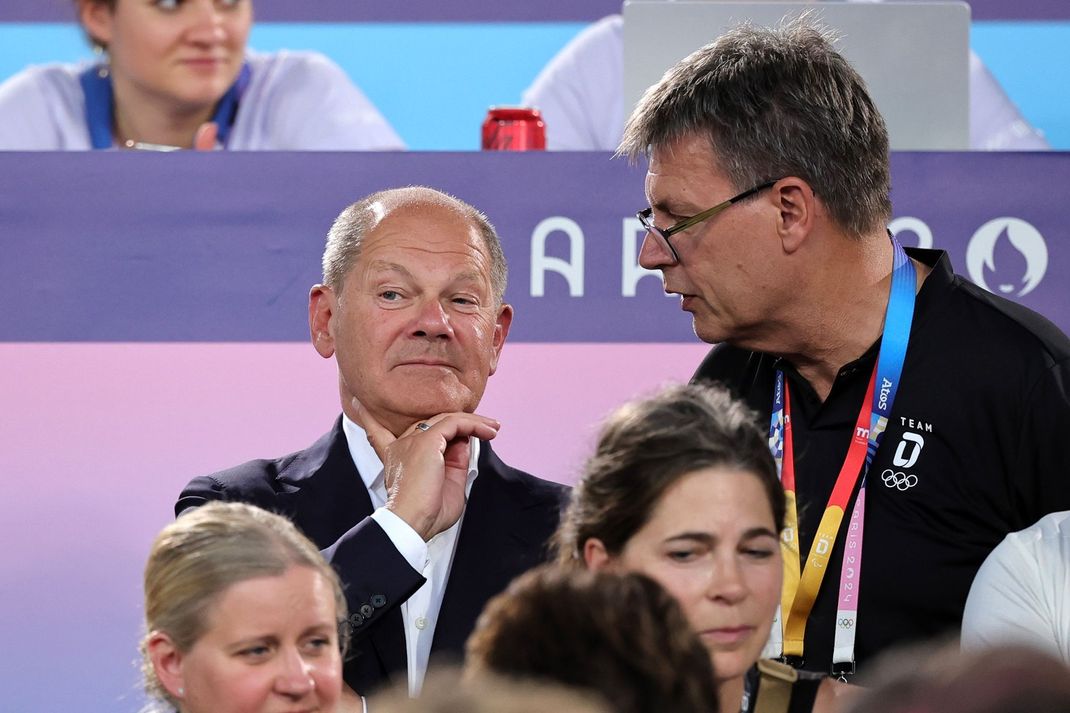 Kanzler Scholz (links) erhofft sich von einem Sportfördergesetz ein Aufschließen deutscher Athlet:innen zu Frankreich und anderen Ländern.