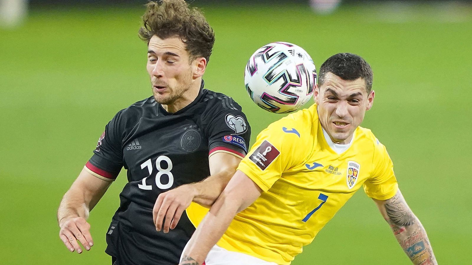 
                <strong>Leon Goretzka</strong><br>
                Leon Goretzka spielt eine eher unauffällige Partie, hat im Zentrum mit Abstand die wenigsten Ballkontakte. In der zweiten Hälfte schaltet er sich zwar häufiger offensiv ein und kommt selbst zum Abschluss, den Rumäniens Torhüter aber entschärft. Auch von Goretzka ist es einer seiner schwächeren Auftritte des Kalenderjahres. ran.de-Note 4
              