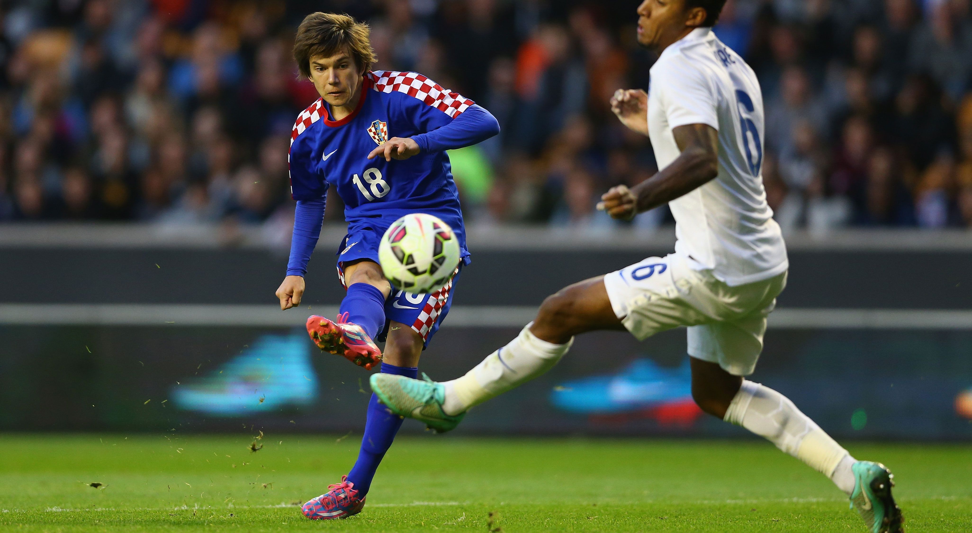 
                <strong>Ante Coric (Kroatien)</strong><br>
                Ante Coric (Kroatien, 14.4.1997): Das kroatische Supertalent bringt alle Fähigkeiten mit, um ein ganz großer Kicker zu werden. Sein Coach bei Dinamo Zagreb, Zoran Mamic, schwärmt: "Er ist ein größeres Talent, als es Luka Modric in seinem Alter war." Doch zu seinem Talent paart sich noch jede Menge Erfahrung. Für Dinamo hat Coric bereits 80 Pflichtspiele absolviert und holte schon zwei Mal das Double aus Meisterschaft und Pokal. Selbst in der Champions League durfte der Youngster schon ran. 
              
