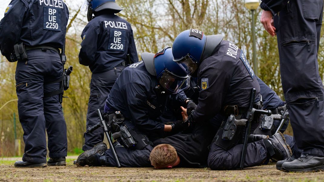 Übermäßige polizeiliche Gewalt wird in Deutschland nur selten aufgearbeitet. Zu diesem Ergebnis kommt eine Studie der Goethe-Universität in Frankfurt am Main. 