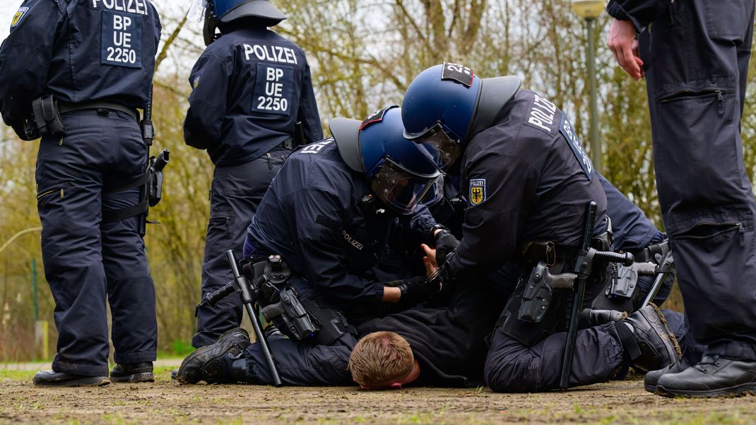 Polizeigewalt: Eskalation bei Einsätzen und überzogene Gewalt lösen immer wieder Kontroversen aus.