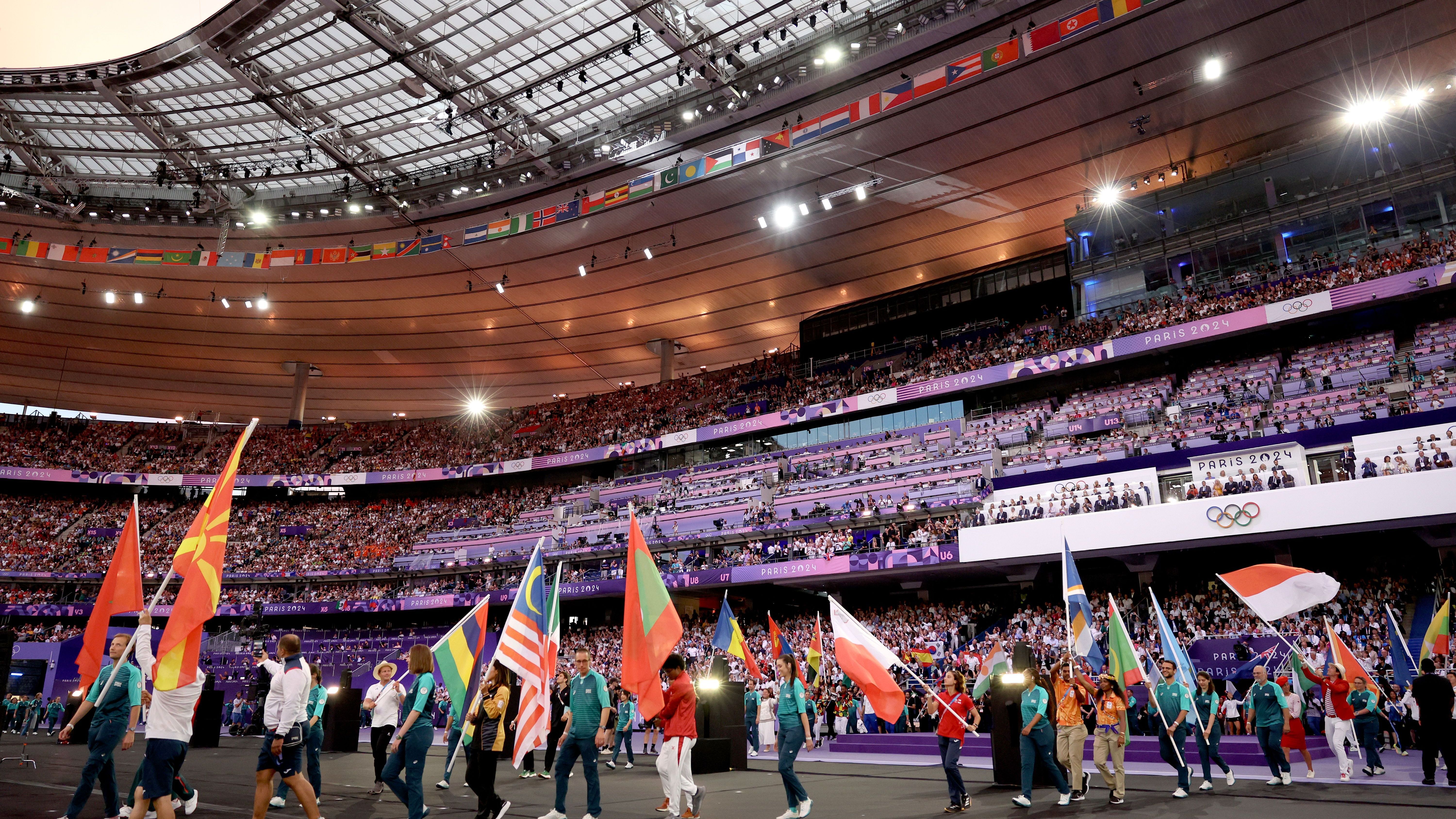 <strong>Olympia 2024: Die besten Bilder der Schlussfeier</strong><br>Beim Einmarsch der Nationen ziehen zuerst nur die Fahnenträger ins Stadion ein.