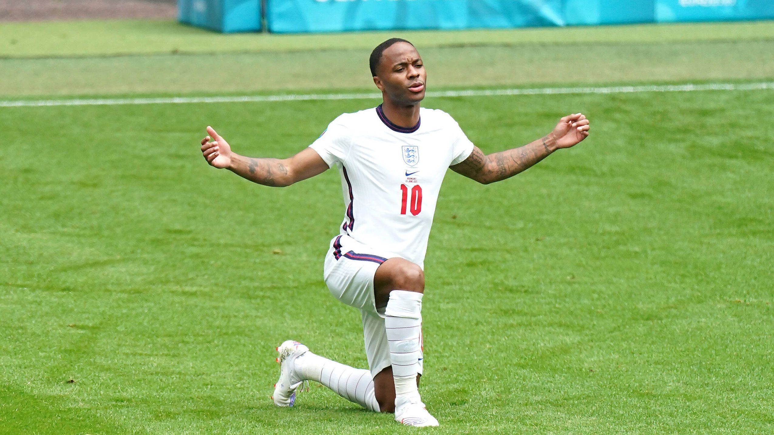 
                <strong>Raheem Sterling (England)</strong><br>
                Zunächst unauffällig, dann mit einem Dribbling die erste Chance für die Engländer (15.) Mit seinem Tempo ein Unruheherd, insbesondere nach Ginters früher Gelber Karte. Sekunden vor dem Pausenpfiff dribbelt er mit Tempo auf die deutsche Defensive zu, wird aber im letzten Moment ausgebremst. Bester Engländer in Hälfte eins. In der zweiten Hälfte immer noch auffälligster Engländer, folgerichtig erzielt er auch mit der ersten hochkarätigen Chance die englische Führung (75.) – sein drittes EM-Tor. Wenig später leitet er die dickste deutsche Chance ein mit einem kapitalen Fehlpass. ran-Note: 1
              