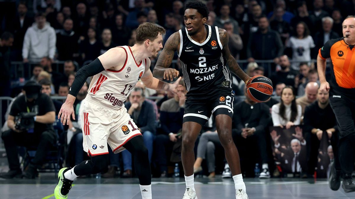 Andreas Obst (l.) gegen Partizans Shake Milton