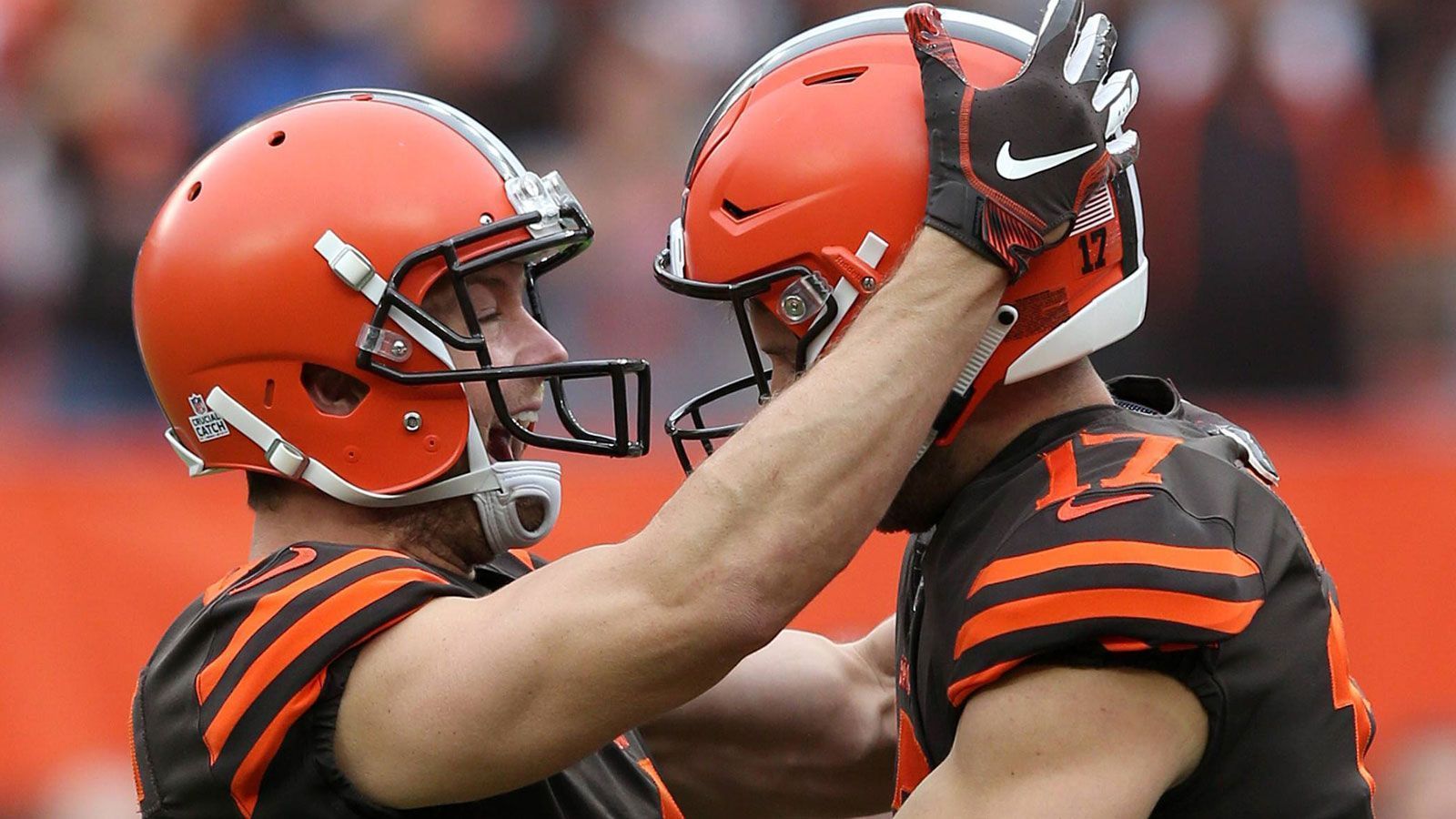 
                <strong>Gewinner: Cleveland Browns</strong><br>
                Die Browns können einem langsam unheimlich werden. Oder wie Head Coach Hue Jackson es nach dem zweiten Saisonsieg (12:9) nach Overtime gegen die Baltimore Ravens im Locker Room zu seinen Spielern sagte: "Ihr werdet etwas Spezielles! Ich sage es euch." Damit ist vor allem das Thema, dass der erste Sieg nach fast zwei Jahren zuletzt gegen die Jets kein Zufall war, vom Tisch. Und: Es ist Week 5, und die Browns haben eine ausgeglichene Bilanz (sic!), das hatten sie zu so einem späten Zeitpunkt zuletzt 2014. Und dazu die gleiche Bilanz wie Super-Bowl-Favorit Minnesota Vikings.
              