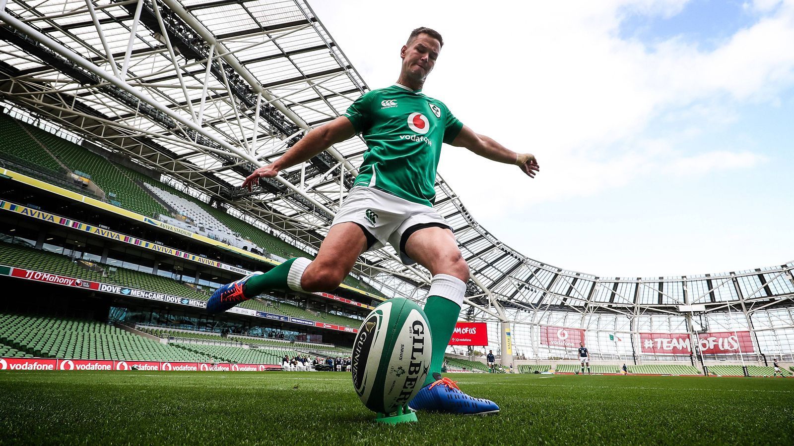 
                <strong>Irland - Johnny Sexton ist der Weltspieler des Jahres </strong><br>
                In Verbinder Johnny Sexton (Foto) verfügt Irland über den amtierenden Weltspieler des Jahres. Allerdings präsentierte dieser sich in den vergangenen Wochen nicht so konstant stark wie im Jahre 2018. Trainer Joe Schmidt hat bei der Weltmeisterschaft verletzungsbedingt zwar ein paar Ausfälle zu verkraften, bringt aber dennoch eine offensivstarke Mannschaft in das Turnier. Da die Gruppe A nicht sonderlich gut besetzt ist, dürfte ihnen der Gruppensieg fast sicher sein. Erst danach wird sich das wahre Leistungsvermögen von Irland zeigen.  
              