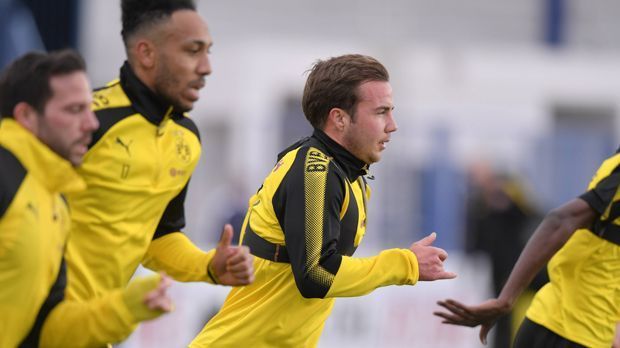 
                <strong>3. Borussia Dortmund</strong><br>
                Die guten Nachrichten: Mario Götze fühlt sich fit für sein Comeback, bei Marco Reus läuft alles nach Plan. Der neue Trainer Peter Stöger hatte nun zumindest ein bisschen mehr Zeit, seine Ideen einzustudieren. Dafür gibt es mal wieder regelmäßig Wirbel um Pierre-Emerick Aubameyang. Stöger weiß trotz der beiden Siege nach seiner Verpflichtung: "Du musst hier Woche für Woche liefern, und das ist auch gut so. Diesen Anspruch sollte man haben - und man sollte ihm gerecht werden. Deshalb gibt es jetzt auch keinen Grund, sich zurückzulehnen." In der Tat: Bei den Tests zeigte sich, dass kurz vor dem Rückrundenstart noch reichlich Luft nach oben ist.
              