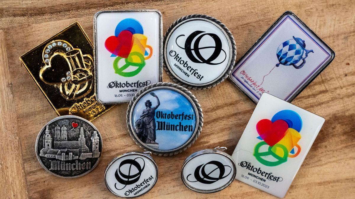 Diverse Oktoberfest-Pins liegen während der Auftakt-Pressekonferenz zum Oktoberfest 2024 aus.