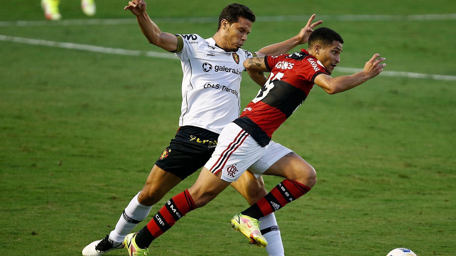 
                <strong>Hernanes (Sport Club Recife)</strong><br>
                Lazio Rom, Inter Mailand und Juventus Turin hießen die Stationen des Brasilianers Hernanes während seiner Zeit in der italienischen Serie A. Mittlerweile ist er 36 Jahre alt und lässt seine Karriere nach einem kurzen China-Intermezzo in der Heimat ausklingen. Zunächst schloss sich der Mittelfeldspieler nach der China-Rückkehr dem FC Sao Paulo an und seit August 2021 läuft der Routinier nun für den Sport Club Recife auf. Der Verein aus Hernanes' Geburtsstadt kann die Hilfe des Ex-Serie-A-Profis gut gebrauchen, Recife steckt nach gut einer Hälfte der Saison mittendrin im Abstiegskampf.
              