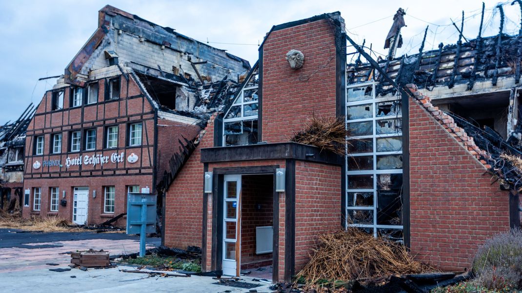 Blick auf das abgebrannte Hotelgebäude in Groß Strömkendorf bei Wismar, das als Unterkunft für Geflüchtete aus der Ukraine genutzt worden war. 