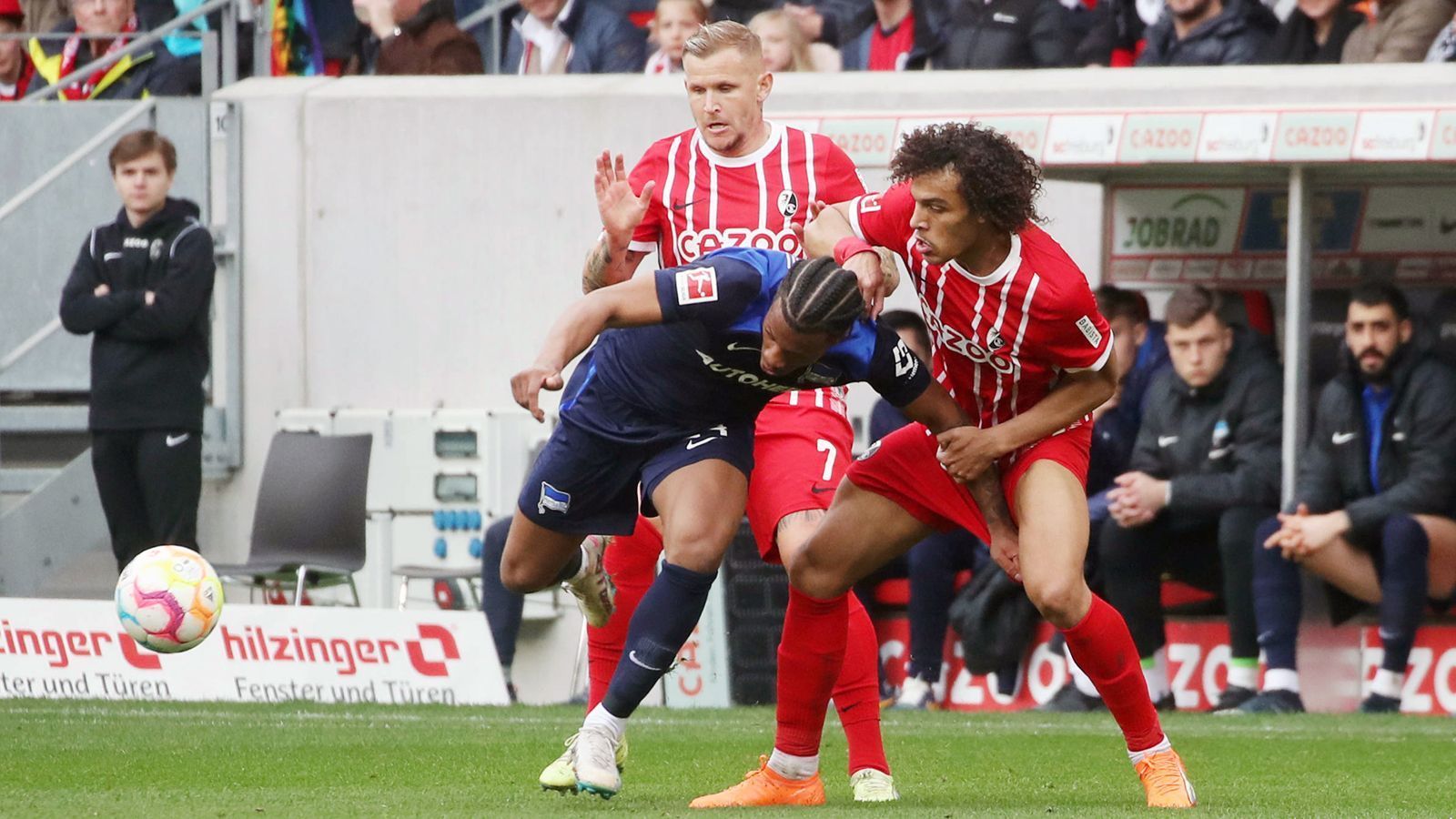 
                <strong>SC Freiburg: 13 Franzosen verpflichtet</strong><br>
                Kiliann Sildillia (v.), Jonathan Schmid (h.), Baptiste Santamaria, Gaetan Bussmann, Yoric Ravet, Charles-Elie Laprevotte, Christopher Jullien, Francis Coquelin, Mounir Bouziane, Simon Pouplin, Jonathan Jäger,  Regis Dorn, Abder Ramdane
              