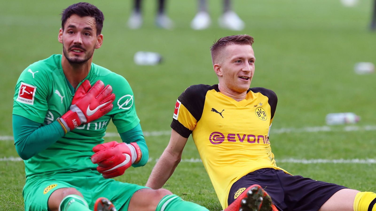 
                <strong>Borussia Dortmund</strong><br>
                Abstellungsgebühren: 1,827 Millionen EuroAbgestellte Spieler (unter anderem): Roman Bürki (li., Schweiz) und Marco Reus (re., Deutschland)
              