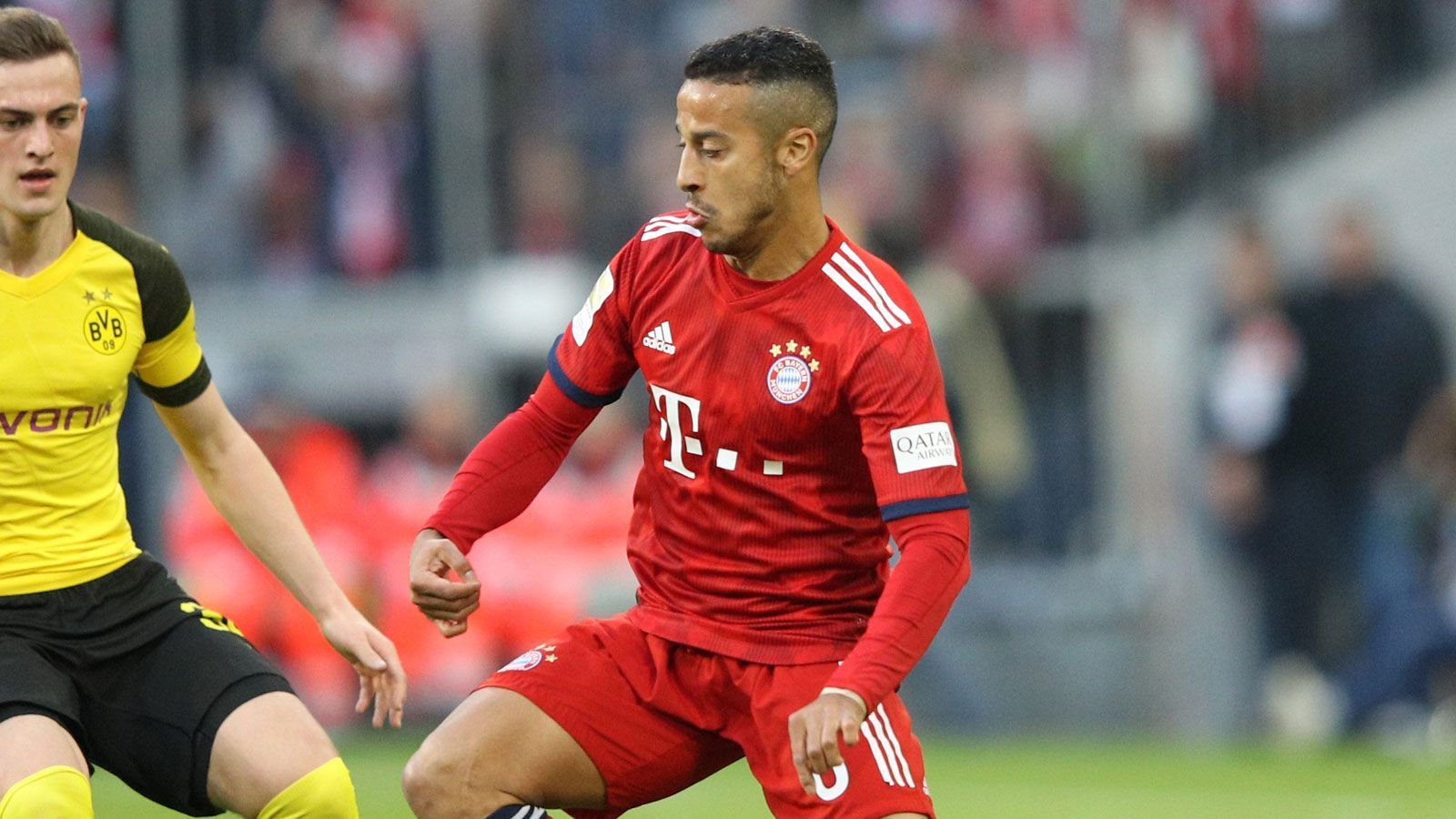 
                <strong>Thiago (FC Bayern)</strong><br>
                Bereitet das 1:0 durch Hummels mit einem butterweichen Eckball vor. Anders als gegen Heidenheim, als Thiago eher mit sich selbst zu tun hatte, ist er heute wieder ganz der Dirigent. Gerade Thiagos erster Kontakt bei seinen Ballaktionen – ein Traum. ran-Note: 2
              