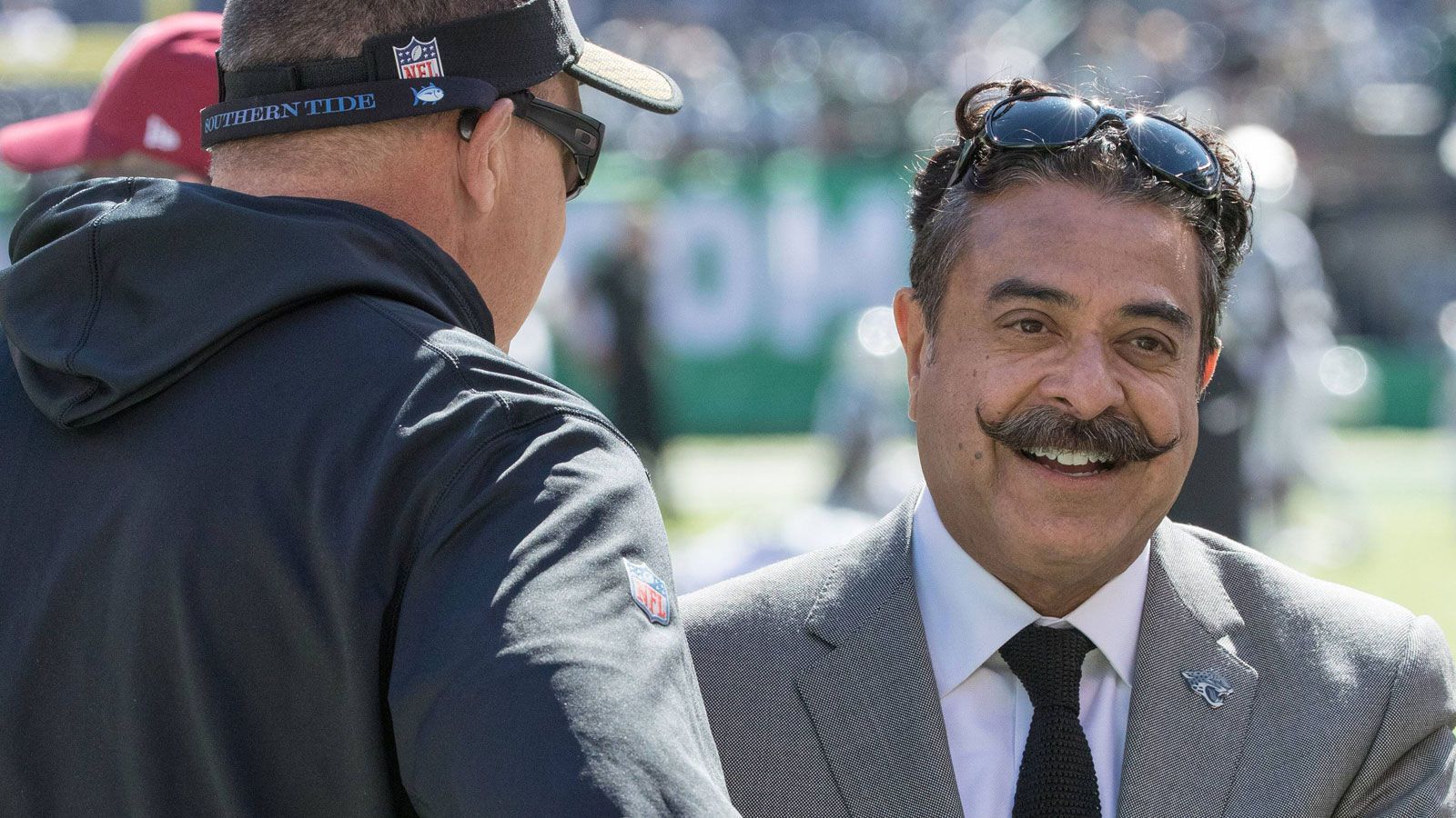 <strong>Jacksonville Jaguars - Shahid Khan</strong><br>
                Shahid Khan ist Selfmade-Milliardär und unter anderem der Besitzer des FC Fulham. Khan kaufte die Jaguars im Januar 2012 für eine geschätzte Summe von 760 Millionen Dollar. Khan plante zwischenzeitlich den Kauf des Londoner Wembley-Stadions für 900 Millionen britische Pfund, um die Position der Jaguars in London zu stärken, zog sein Angebot aber wieder zurück.&nbsp;
